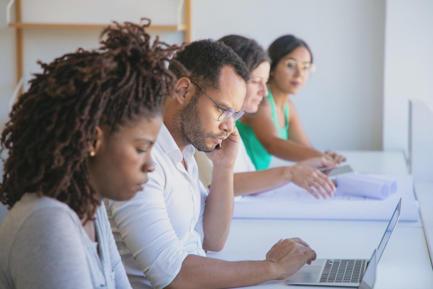Moderne Lernumgebung für Finanzanalyse-Ausbildung